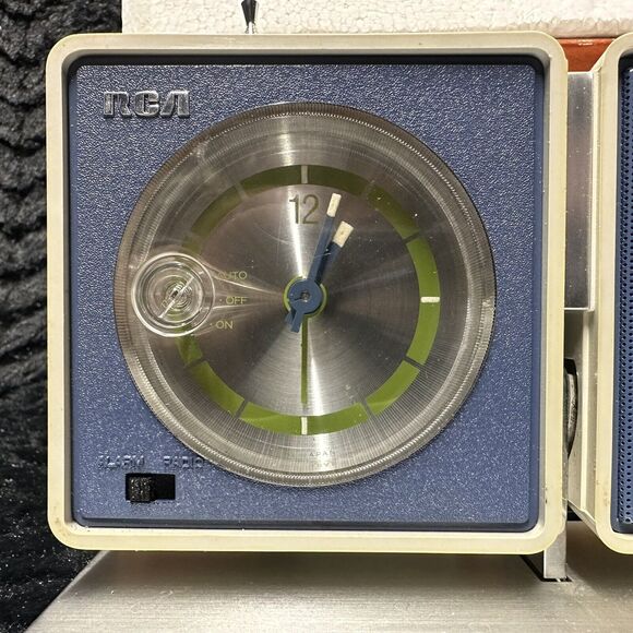 RCA Travel Clock Radio "The Million Miler" Model RZS321A Solid State Aspen Blue - Picture 10 of 16
